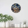 Horloge murale en croissant islamique avec silhouette de ville et lumière dorée sur un mur blanc.