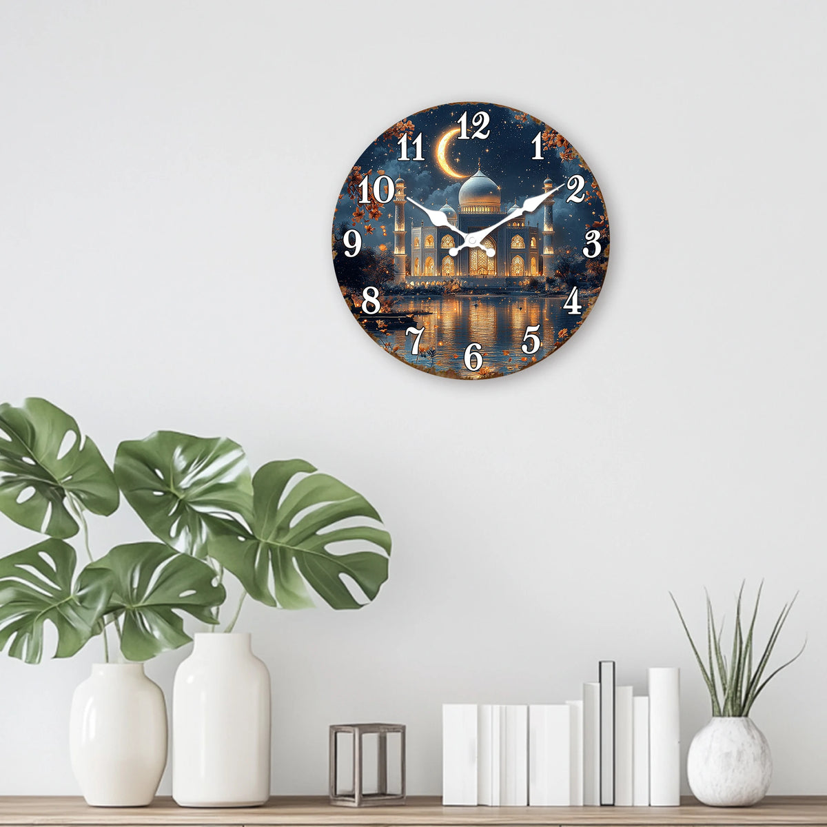 Horloge murale en croissant islamique avec silhouette de ville et lumière dorée sur un mur blanc.