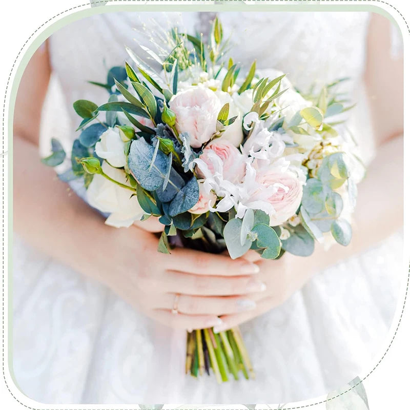 Brautstrauß mit rosa und weißen Rosen und blauen Eukalyptusblättern