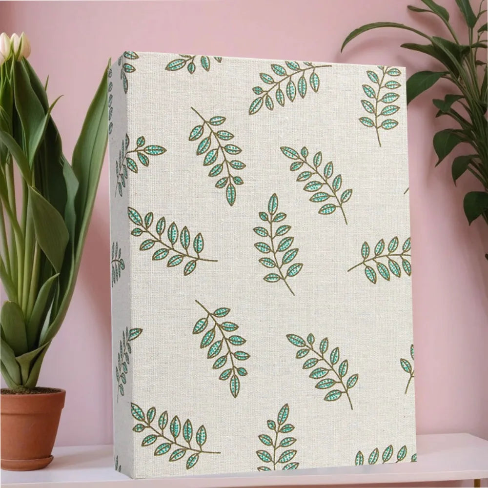 Quadern-Linen-Album mit hellem Beige-Hintergrund und wiederkehrendem grünen Blättermuster