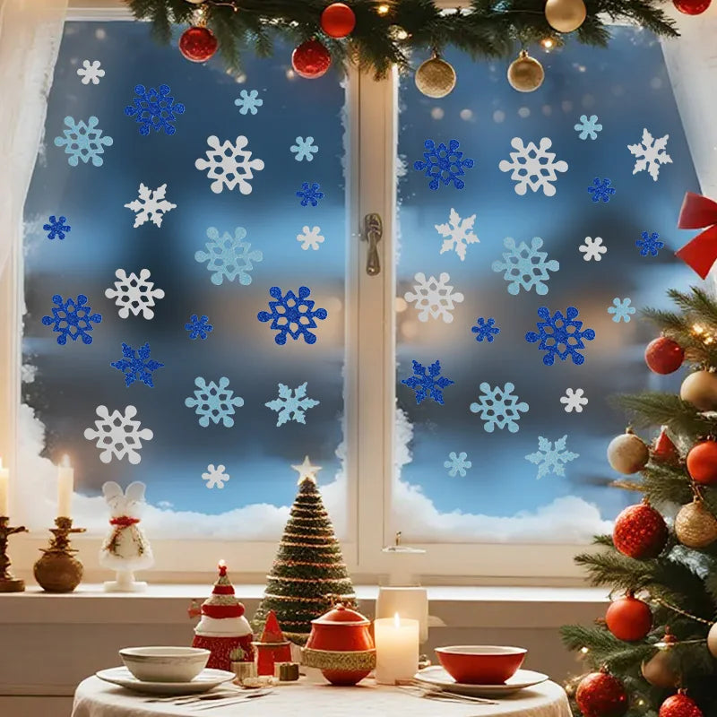 Gros plan d'une fenêtre décorée de flocons de mousse bleus et blancs, dans un décor hivernal enneigé.