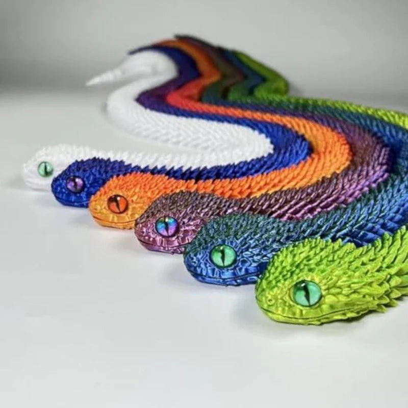 Buntes, 3D gedrucktes Schlangen-Fidget-Spielzeug, das über eine weiße Oberfläche windet.