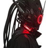 Una persona vistiendo una máscara de juego cyberpunk negra iluminada con lentes oculares rojos brillantes y una chaqueta negr