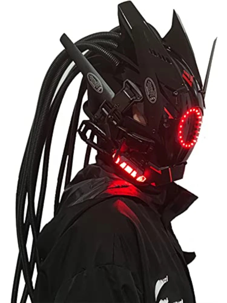 Una persona vistiendo una máscara de juego cyberpunk negra iluminada con lentes oculares rojos brillantes y una chaqueta negr