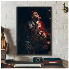 Pintura oscura y dramática de Neymar Jr. celebrando con un balón, expuesta en una pared de ladrillos blancos.