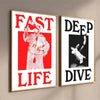 Zwei gerahmte Leinwanddrucke mit dem Text FAST LIFE DEEP DIVE in fetter roter und schwarzer Typografie.
