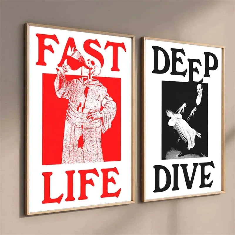 Zwei gerahmte Leinwanddrucke mit dem Text FAST LIFE DEEP DIVE in fetter roter und schwarzer Typografie.