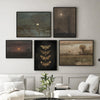 Mur de galerie avec trois peintures de paysages sombres et mystérieuses, avec des lunes lumineuses et une lumière atmosphériq