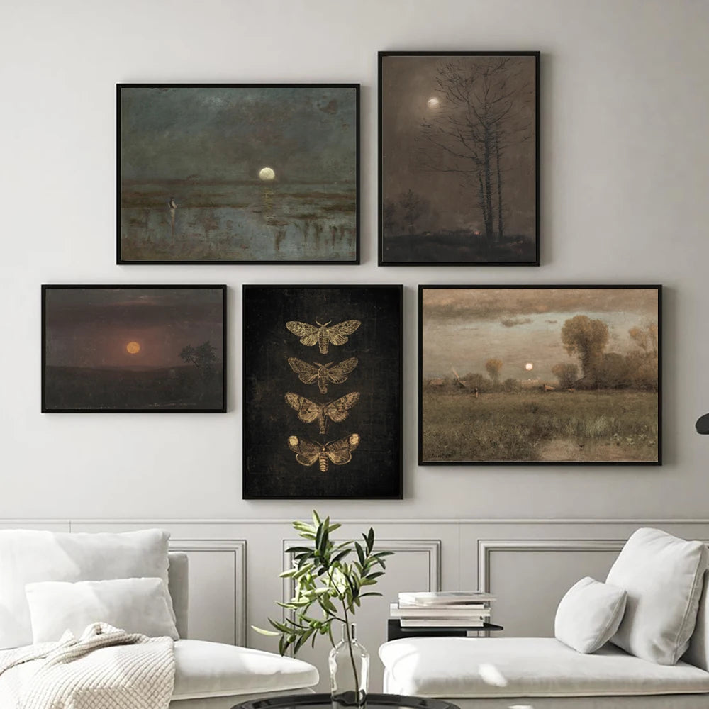 Mur de galerie avec trois peintures de paysages sombres et mystérieuses, avec des lunes lumineuses et une lumière atmosphériq