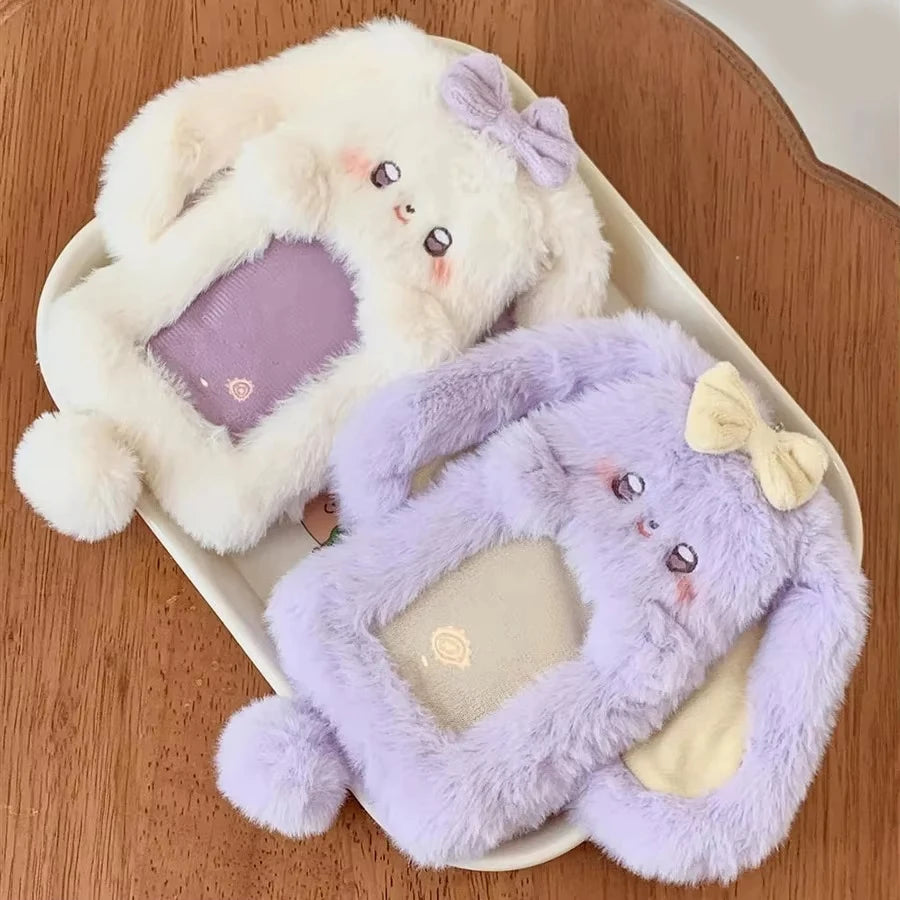 Weiches lila Cartoon-Plush-Fotokarten-Halter-Sleeve mit gelbem Akzent.