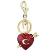 Llavero de oro con colgante de corazón rojo grabado con la letra C