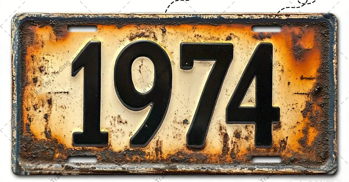 Señal de pared de aluminio vintage con el año 1974 grabado, mostrando signos de envejecimiento y pátina.