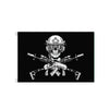 Schwarz-weißes Grafikmotiv mit Totenkopf, taktischen Schutzbrillen und gekreuzten Waffen auf einem Banner.