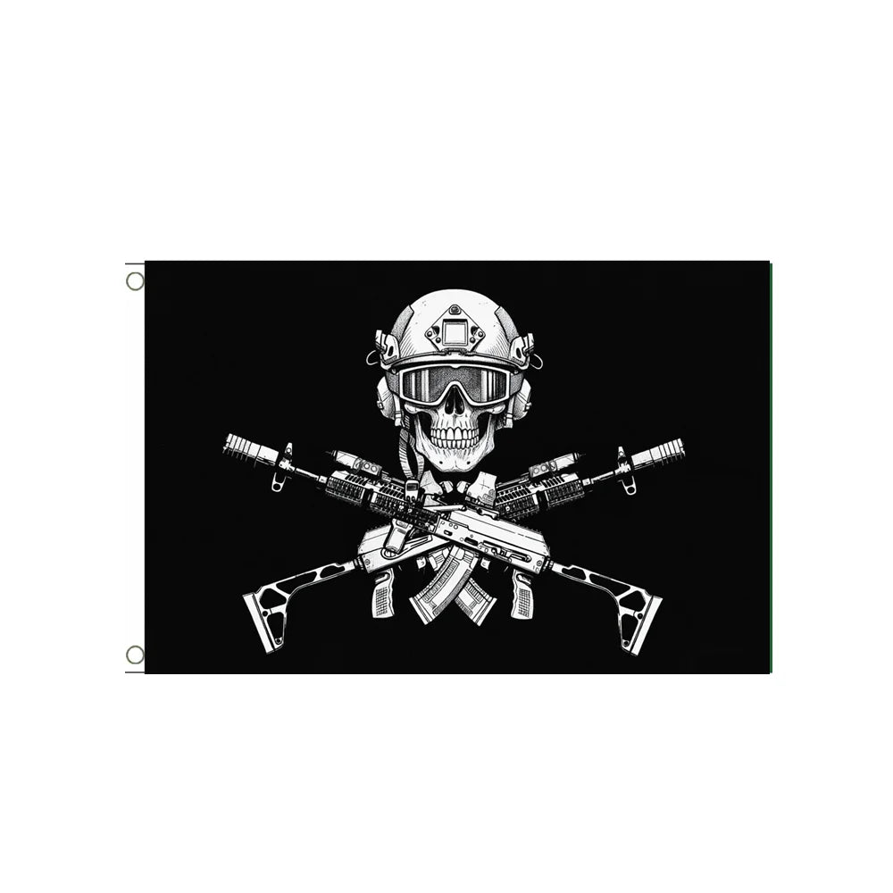 Schwarz-weißes Grafikmotiv mit Totenkopf, taktischen Schutzbrillen und gekreuzten Waffen auf einem Banner.