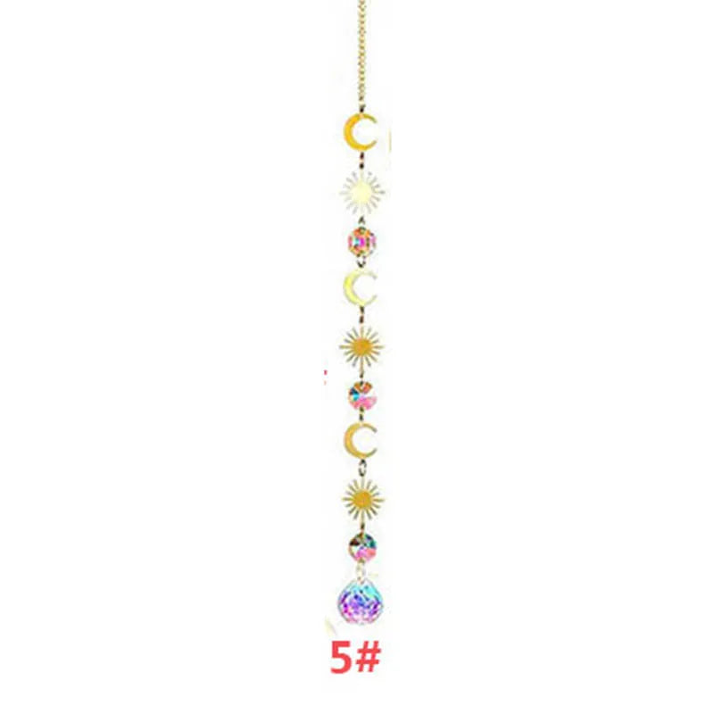 Décoration suspendue avec une série de formes solaires et de lettres en cristal, numéro 5.