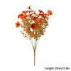 Un bouquet de fleurs artificielles d'automne et d'Halloween, dans des tons orange et rouge.