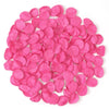Pila de pétalos de flores artificiales de seda rosa vibrante para decoración del hogar y bodas.