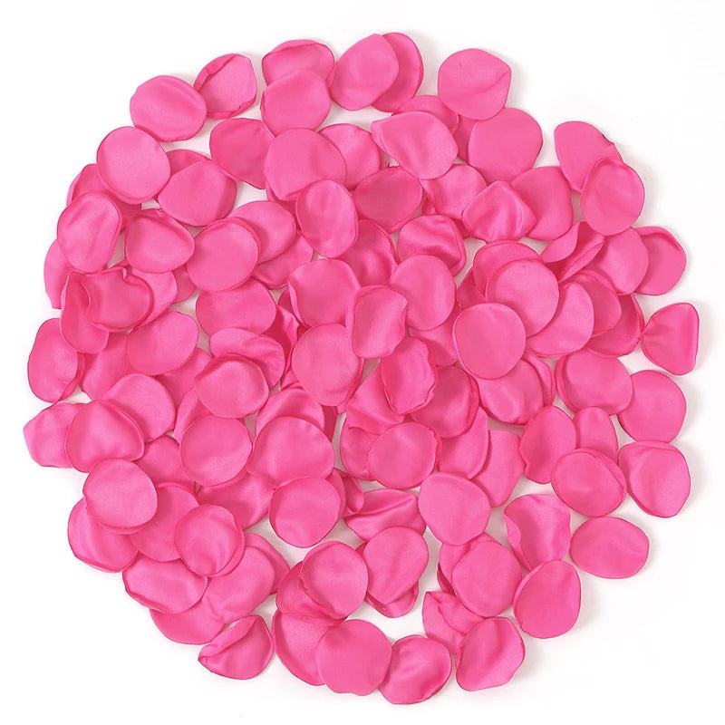 Pila de pétalos de flores artificiales de seda rosa vibrante para decoración del hogar y bodas.