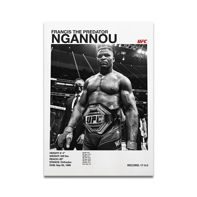 Schwarz-weißes Foto von Francis Ngannou in einem UFC-Kampf, mit seinem Namen und Statistiken.