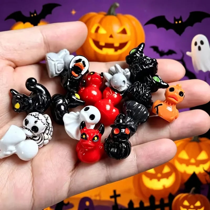 Une main tient douze petites figurines d'Halloween avec des crânes et des chauves-souris noirs, blancs et oranges sur un fond