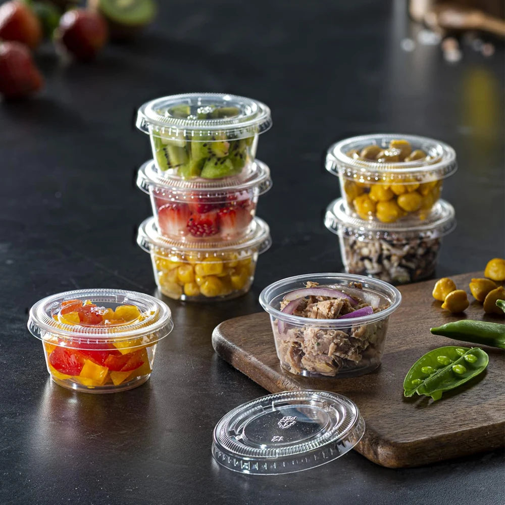 Verres en plastique jetables avec couvercles remplis de fruits et graines séchés colorés