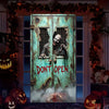 Une porte métallique verte et patinée, avec des barreaux, est présentée dans un décor d'Halloween.