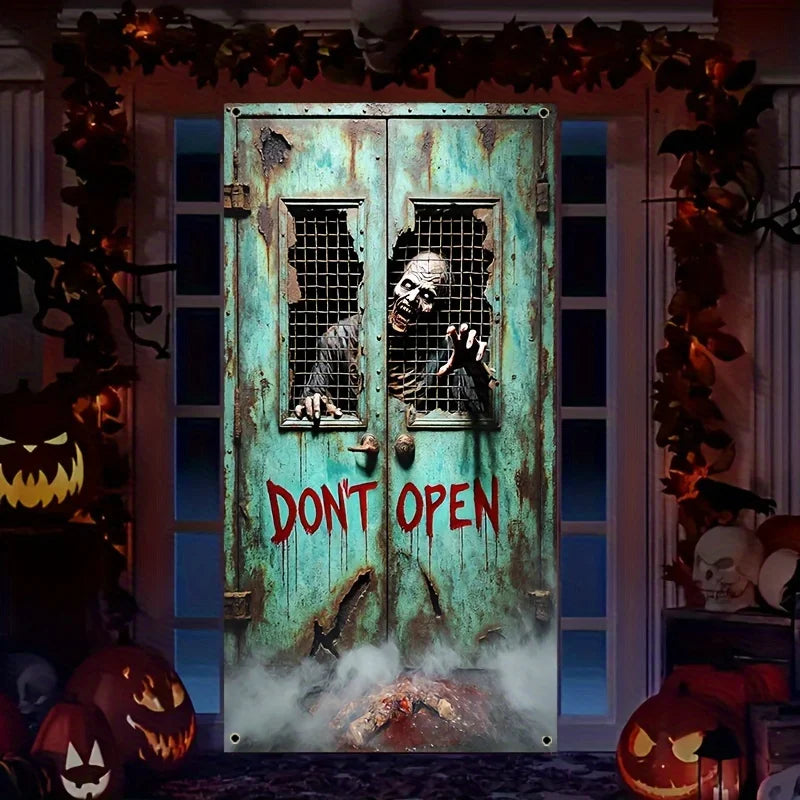 Une porte métallique verte et patinée, avec des barreaux, est présentée dans un décor d'Halloween.
