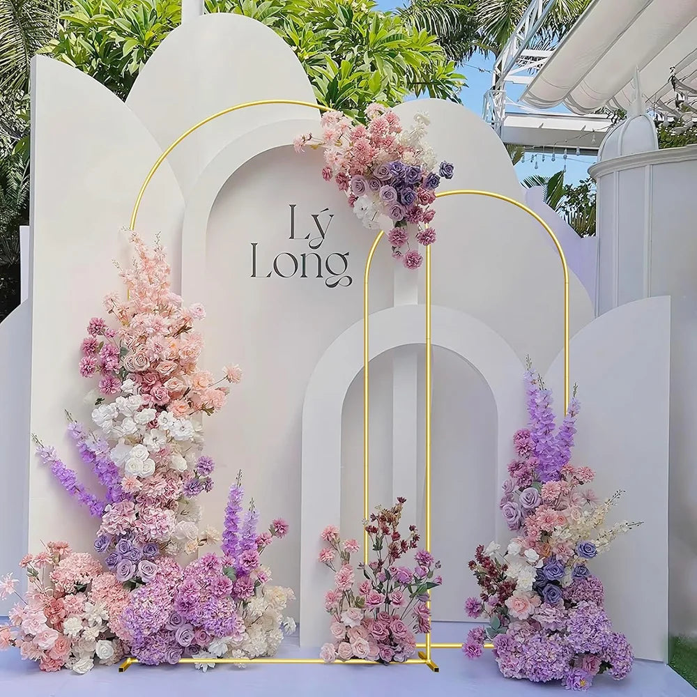 Elegantes Metallbogenständer mit rosa und lila Blumen für Party-Hintergrund