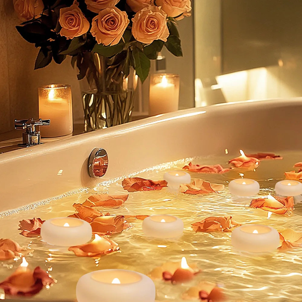 Bougies flottantes et pétales de roses sur l'eau dans une baignoire avec un éclairage doux.