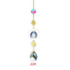 Décoration suspendue avec un soleil en cristal faceté rose et violet, suivi d'un pendentif en goutte de cristal clair.