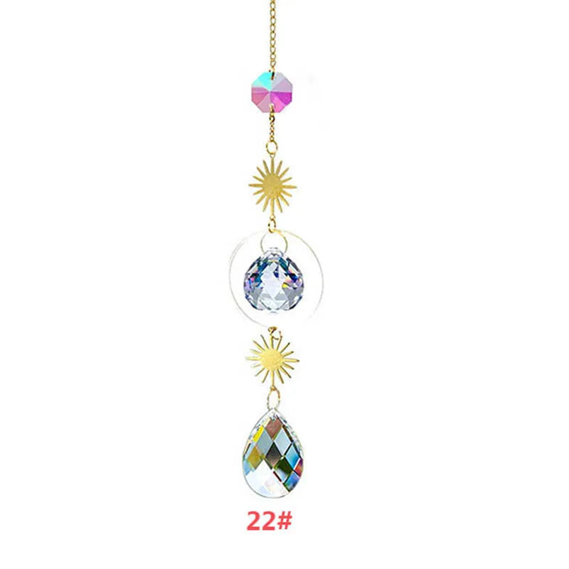 Décoration suspendue avec un soleil en cristal faceté rose et violet, suivi d'un pendentif en goutte de cristal clair.