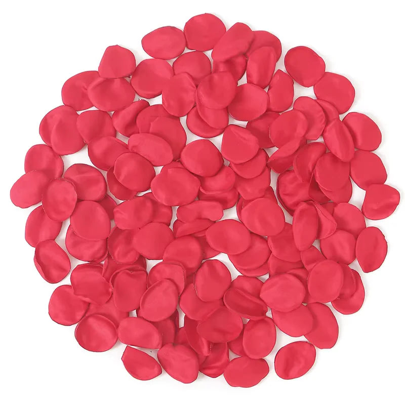 Pila de pétalos de flores artificiales de seda rosa vibrante para decoración del hogar y bodas.