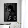 Schwarz-weißes Porträt von Michael Jackson mit Mikrofon, als Wanddruck