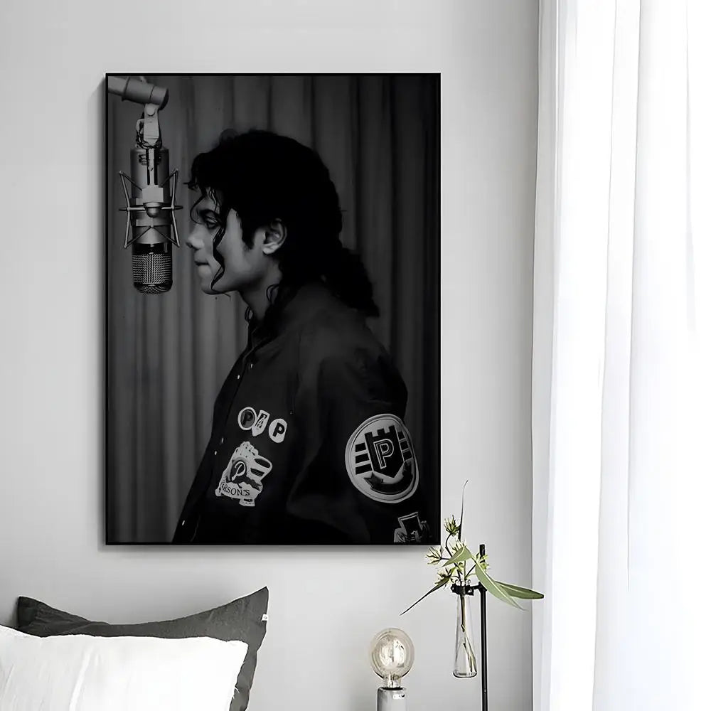 Schwarz-weißes Porträt von Michael Jackson mit Mikrofon, als Wanddruck