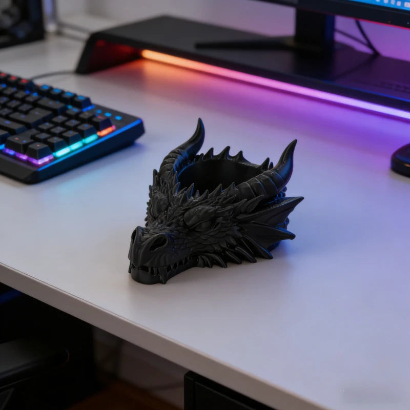 Figurine de tête de dragon gothique noir pour bureau, posée sur un bureau blanc à côté d'une barre lumineuse RGB.