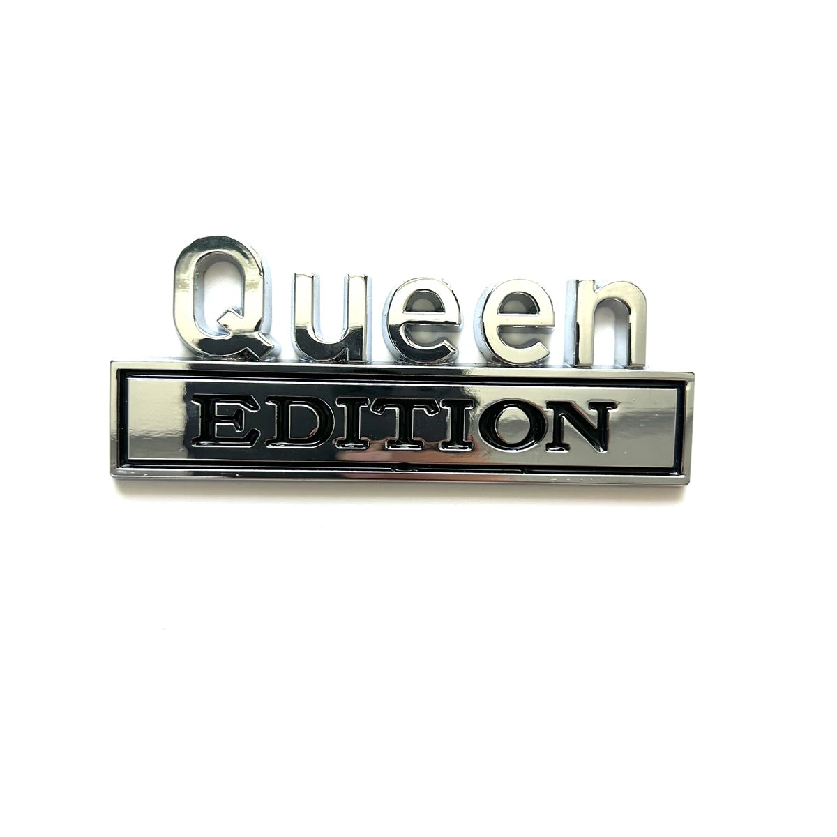 Silberes Emblem mit den Worten Queen Edition