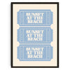 Gerahmtes Druckbild mit wiederholtem Text 'Sunset at the Beach' im Vintage-Stil auf hellblauem Papier.