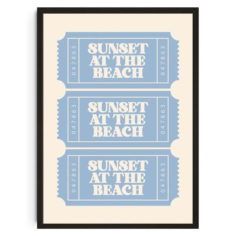 Gerahmtes Druckbild mit wiederholtem Text 'Sunset at the Beach' im Vintage-Stil auf hellblauem Papier.