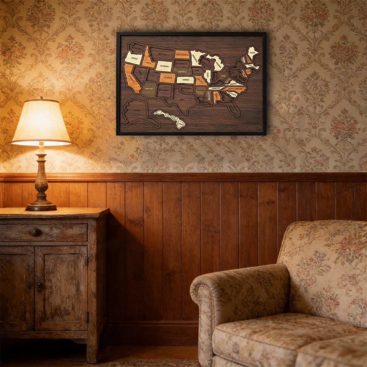 Gerahmtes Holzpuzzle einer USA-Karte mit interaktiven Aufklebern, hängend über Kommode und Sofa.