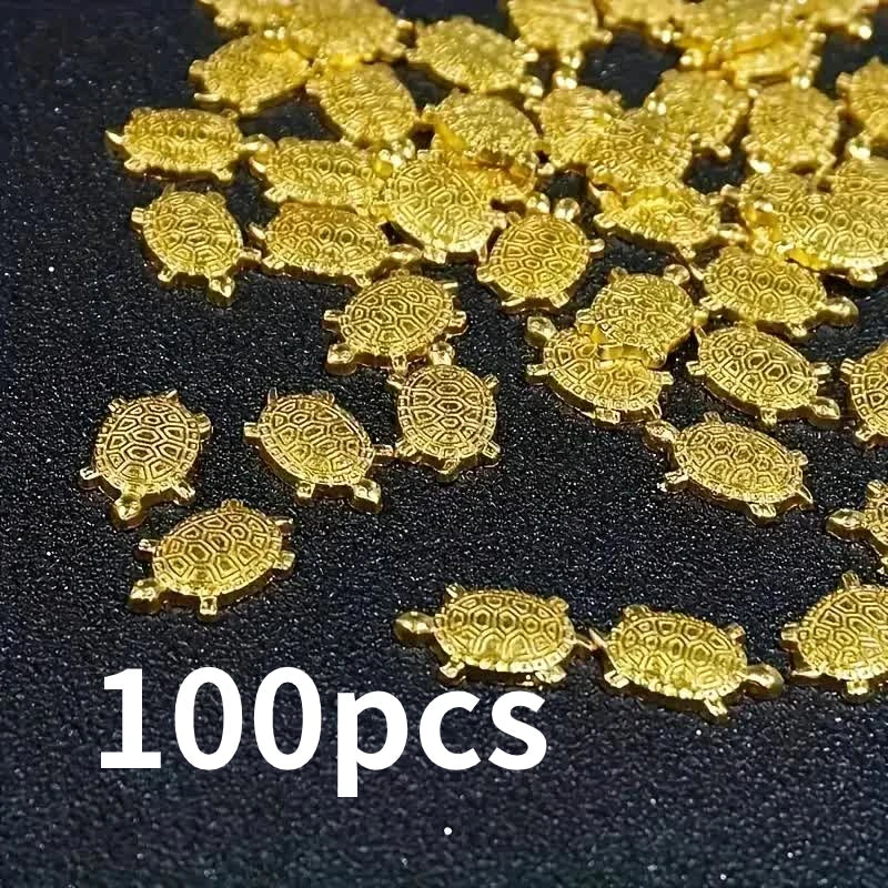 Haufen von 100 goldenen Geld-Schildkrötenfiguren für Wohlstand.