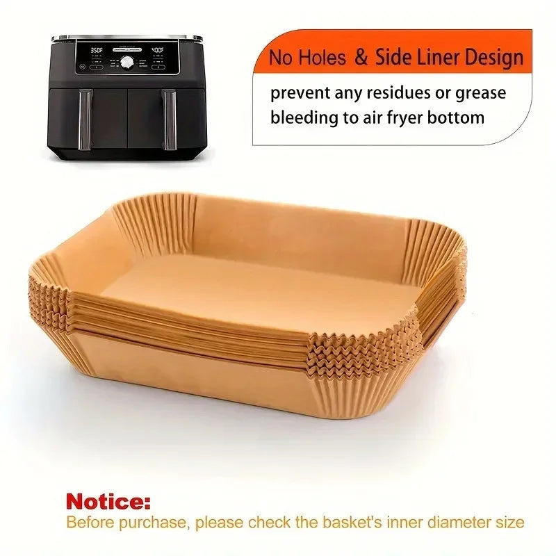 Un moule rectangulaire en silicone pour friteuse à air de couleur beige clair, à côté d'un appareil à frire à air.