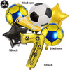 Un ensemble de six ballons de football jaunes et bleus, incluant un ballon, un crampon et un grand chiffre trois.