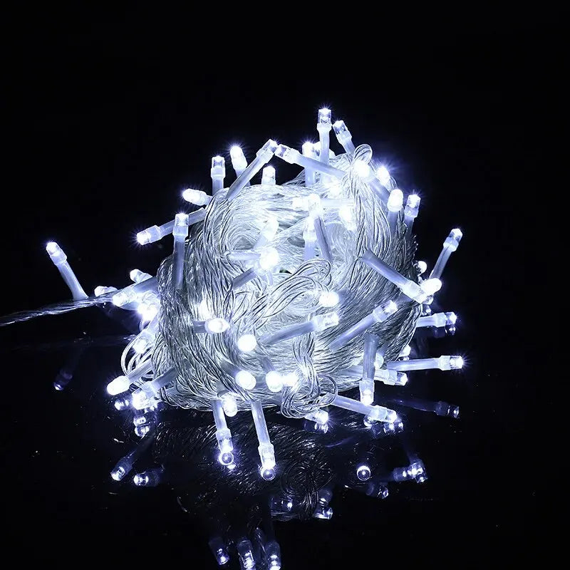 Un cúmulo esférico de luces LED blancas brillantes creando una esfera brillante contra un fondo oscuro.