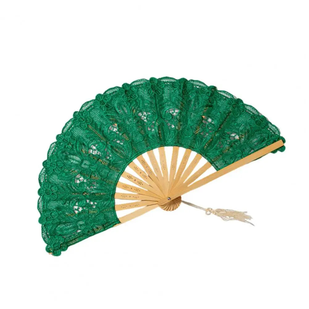 Abanico plegable de encaje verde oscuro con nervio de madera y borla decorativa.