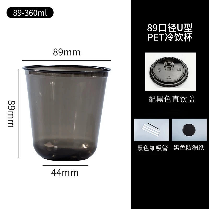 Transparente PET-Einwegbecher mit schwarzem Deckel und Strohhalm, in verschiedenen Größen dargestellt.