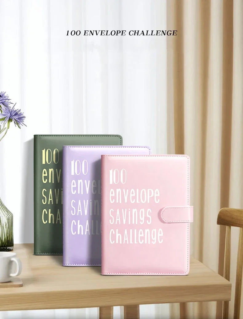 Una pila de carpetas de desafío para presupuestos en colores rosa, morado y verde, exhibidas en una mesa de madera.
