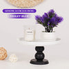 Mini plante artificielle de bonsaï violet-bleu décorative dans un pot blanc, exposée sur un socle noir.