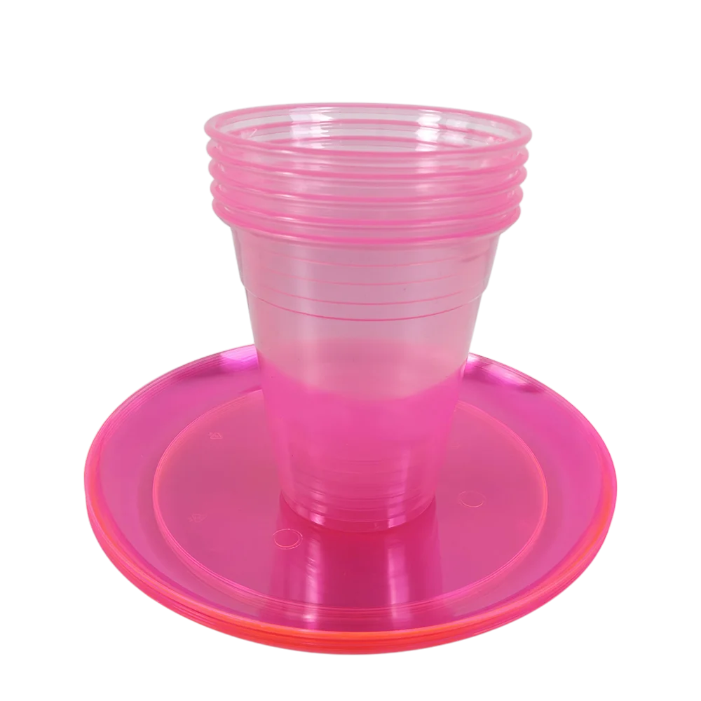 Une pile de gobelets en plastique jetables roses à l'éclairage néon avec un couvercle assorti rose.