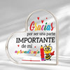Acrylic heart plaque with text Gracias por ser una parte importante de mi aprendizaje and a bee design