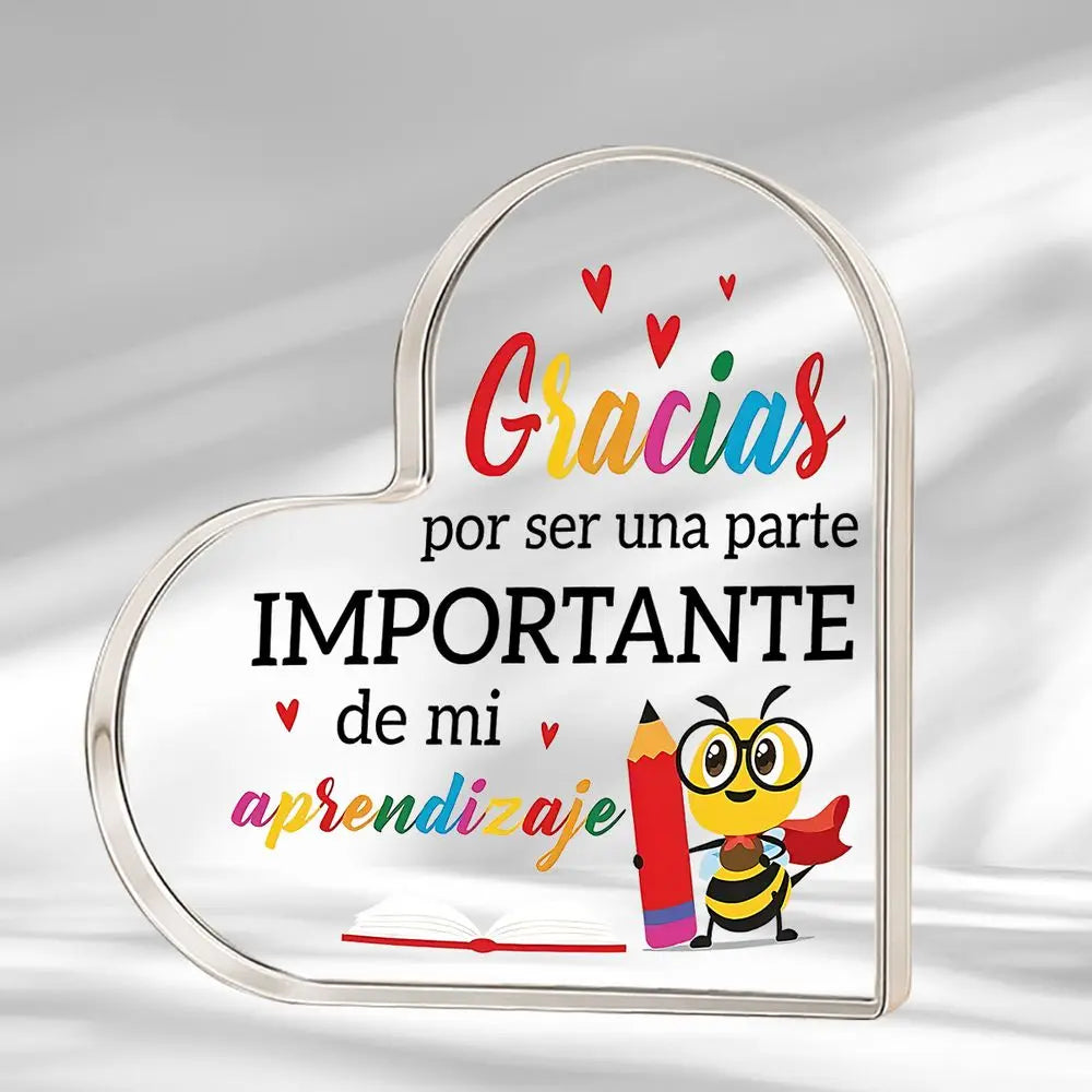 Acrylic heart plaque with text Gracias por ser una parte importante de mi aprendizaje and a bee design